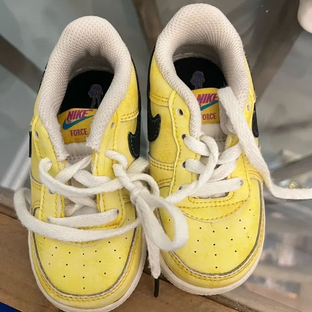 Nike Kids Yellow smiley face AF1 kids Sneakers. Size 6c